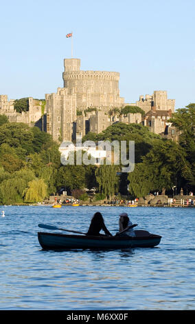 Zwei Mädchen in einem Ruderboot auf der Themse mit Windsor Castle im Hintergrund, England. April 2007. Stockfoto