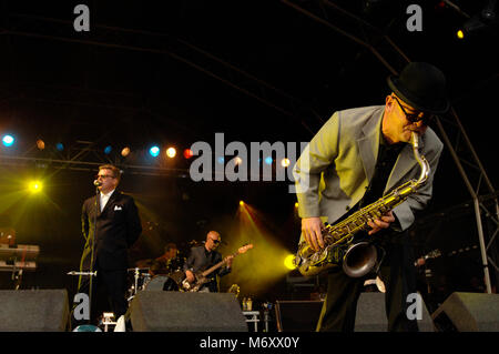 Die band Madness Schlagzeile das Guilfest Music Festival 2007. Saxophonist und Sänger El Thommo Suggs Guildford, Surrey, England zu führen. 15. Juli 2007 Stockfoto