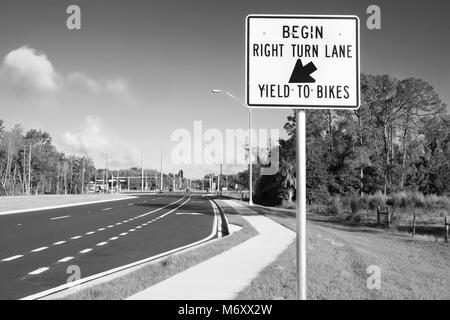 April 2014 - Highway singt auf einem neuen Abschnitt der Straße in Florida, in der Nähe von Davenport Stockfoto