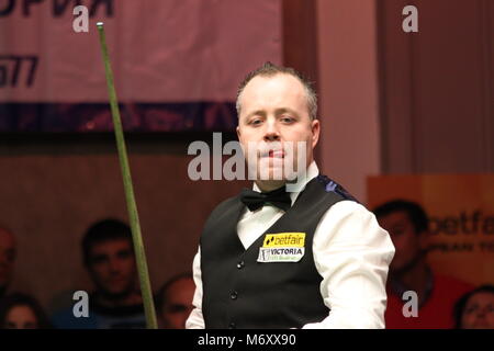 John Higgins spielt Snooker während der World Snooker Turnier "Victoria Bulgarien öffnen" in Sofia, Bulgarien - 18.November 2012. Stockfoto