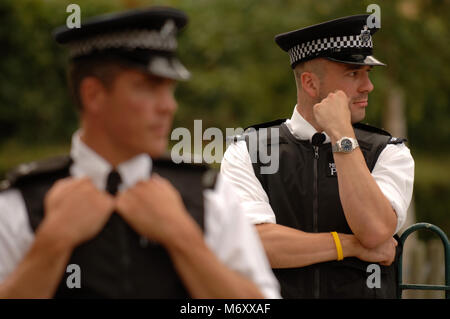 Polizisten sind im Einsatz während des polizeilichen Belagerung auf einem Haus South London Juli 2006 London Terroranschlägen in Zusammenhang stehen. 23/7/06 Stockfoto