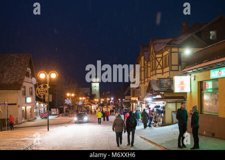 Karpacz, Polen - Februar 2018: Touristen zu Fuß auf der Hauptstraße in Karpacz Stadt, polnische Winter Skigebiet Stockfoto