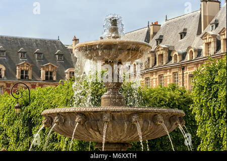 PARIS, FRANKREICH - 06. MAI 2011: Kunstvoller Brunnen auf dem Place des Vosges Stockfoto