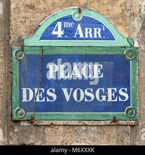 PARIS FRANKREICH - 06. MAI 2011: Straßenschild für Place des Vosges im Marais-Viertel Stockfoto