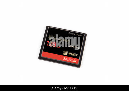 Riga, Lettland - 05.März 2018: Closeup SanDisk Extreme Pro CompactFlash Card, 128 GB Stockfoto