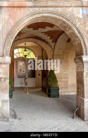 PARIS, FRANKREICH - 06. MAI 2011: Eintritt zum Maison de Victor Hugo Museum am Place des Vosges Stockfoto