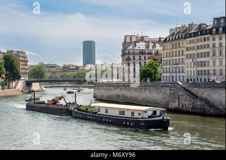 PARIS, FRANKREICH - 06. MAI 2011: Arbeitsboot und Barge auf der seine Stockfoto