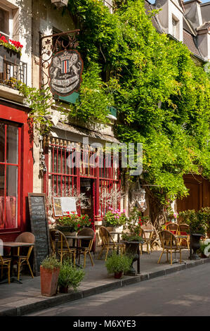 PARIS, FRANKREICH - 06. MAI 2011: Außenansicht des hübschen Au Vieux Paris Cafe Restaurant auf der Ile Saint-Louis Stockfoto