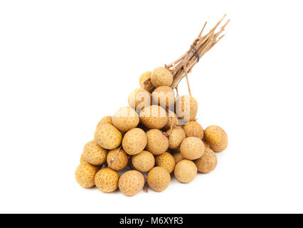 Longan frisch auf weißem Hintergrund. Stockfoto