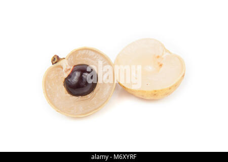 Longan frisch auf weißem Hintergrund. Stockfoto
