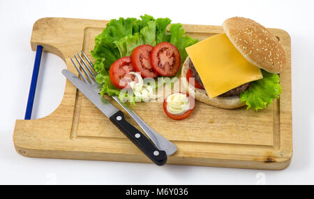 Frische, hausgemachte Hamburger auf Holz auf weißem Hintergrund serviert. Stockfoto