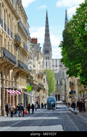 Moderne Straße in der alten französischen Stadt Bordeaux. Stockfoto