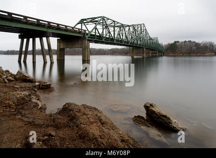 Browns Brücke wurde 1955 in den Chattahoochee River gebaut auf dem Lake Lanier. Es ersetzt ein niedriges Wasser Brücke, die von der See bedeckt war. See Sidney Lanier wurde zwischen 1950 bis 1957 angelegt und wird in erster Linie durch die Gewässer des Chattahoochee und Chestatee Flüsse gebildet. Der See umfasst 38.000 Hektar und verfügt über mehr als 690 Kilometer Küstenlinie. Der See ist benannt nach dem Dichter Sidney Lanier. Stockfoto