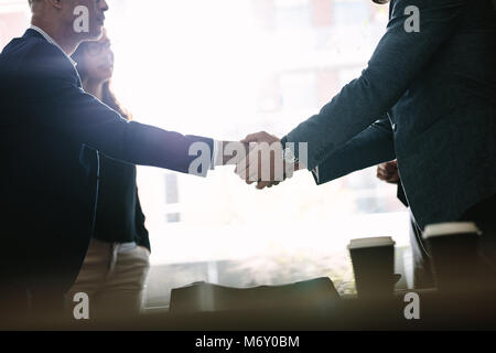 Geschäft Leute die Hände schütteln und Beenden einer Sitzung im Büro. Unternehmer handshaking Nach erfolgreicher behandeln. Stockfoto