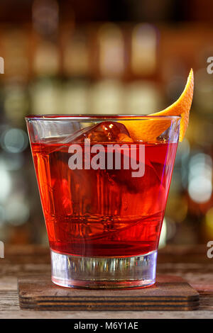 Negroni auf der Bar. Red start Cocktail ist in der Diskothek an der Bar. Für das Schreiben von Text Stockfoto