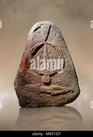Ende der Europäischen Jungsteinzeit prähistorischen Menhir Standing Stone mit Schnitzereien auf seinem Gesicht. Die Darstellung eines stylalised männliche Figur beginnt an der Stockfoto