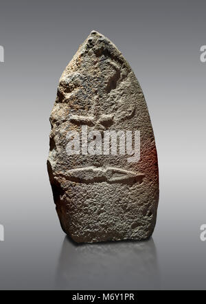Ende der Europäischen Jungsteinzeit prähistorischen Menhir Standing Stone mit Schnitzereien auf seinem Gesicht. Die Darstellung eines stylalised männliche Figur beginnt an der Stockfoto