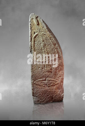 Ende der Europäischen Jungsteinzeit prähistorischen Menhir Standing Stone mit Schnitzereien auf seinem Gesicht. Die Darstellung eines stylalised männliche Figur beginnt an der Stockfoto