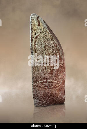 Ende der Europäischen Jungsteinzeit prähistorischen Menhir Standing Stone mit Schnitzereien auf seinem Gesicht. Die Darstellung eines stylalised männliche Figur beginnt an der Stockfoto