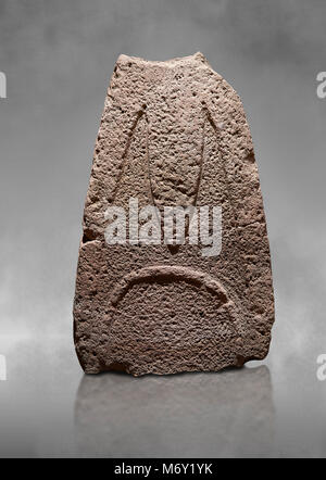 Ende der Europäischen Jungsteinzeit prähistorischen Menhir Standing Stone mit Schnitzereien auf seinem Gesicht. Die Darstellung eines stylalised männliche Figur beginnt an der Stockfoto