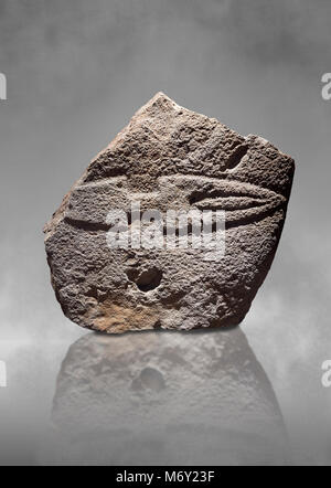 Fragmant eines späten Europäischen Jungsteinzeit prähistorischen Menhir Standing Stone mit dem Schnitzen eines Messers auf seinem Gesicht. Von Palas de Nuraxi II ausgegraben, Stockfoto