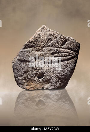 Fragmant eines späten Europäischen Jungsteinzeit prähistorischen Menhir Standing Stone mit dem Schnitzen eines Messers auf seinem Gesicht. Von Palas de Nuraxi II ausgegraben, Stockfoto