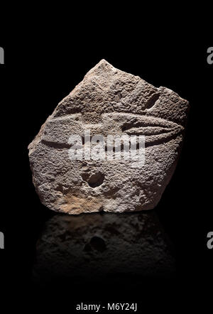 Fragmant eines späten Europäischen Jungsteinzeit prähistorischen Menhir Standing Stone mit dem Schnitzen eines Messers auf seinem Gesicht. Von Palas de Nuraxi II ausgegraben, Stockfoto