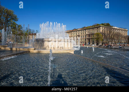 Mailand, Italien, 28. März 2017 - Große Brunnen vor dem Schloss Sforzesco in Cairoli, Mailand, Italien Stockfoto