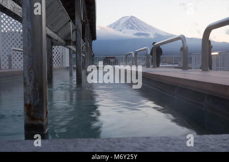 Mount Fuji Blick vom Dach Onsen Stockfoto