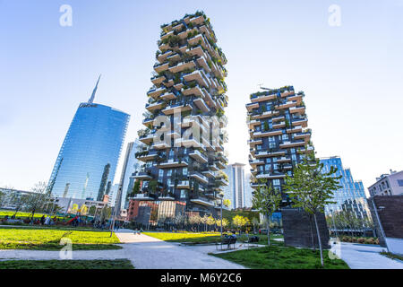 Mailand, Italien, 28. März 2017 - "Bosco Verticale", vertikale Wald Wohnung und Gebäude und Unicredit Tower im Bereich "Isola" der Stadt von Mil Stockfoto