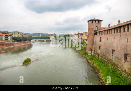 Ansicht des Flusses Etsch von Castelveccio Brücke, Brücke, Scaligero in Verona, Italien. Stockfoto
