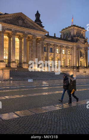 Der Reichstag in der Dämmerung, Mitte, Berlin, Deutschland Stockfoto