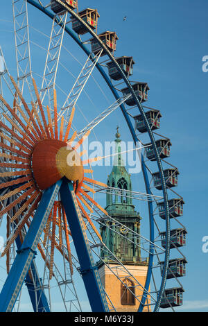 Ein Riesenrad am Neptunbrunnen mit Marienkirche hinter, Mitte, Berlin, Deutschland Stockfoto