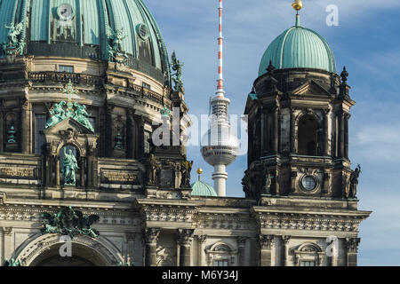 Der Berliner Dom und Fernsehturm (Fernsehturm), Mitte, Berlin, Deutschland Stockfoto