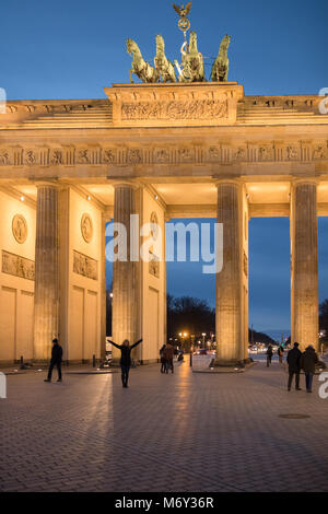 Die Touristen am Brandenburger Tor, Mitte, Berlin, Deutschland Stockfoto