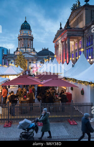 Der Weihnachtsmarkt am Gendarmenmarkt, Mitte, Berlin, Deutschland Stockfoto