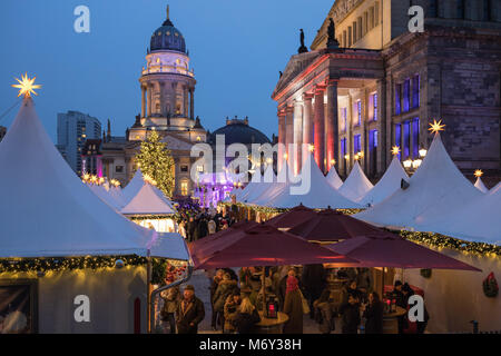 Der Weihnachtsmarkt am Gendarmenmarkt, Mitte, Berlin, Deutschland Stockfoto