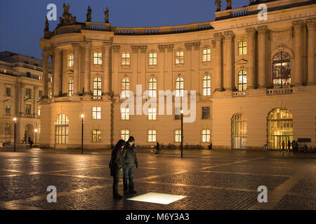 Der Humboldt Universität sowie dem Bebelplatz bei Nacht, Mitte, Deutschland Stockfoto