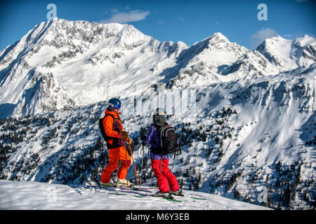 Ein männlicher Skilehrer lehrt eine Frau in die Französischen Alpen Courchevel. Stockfoto