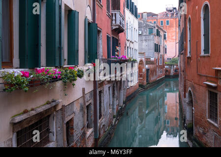 Typischen Kanal Szene in Venedig übersicht Wasserstraße und Bauten im Wasser spiegelt. Stockfoto