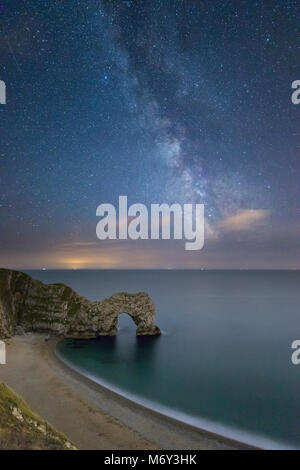 Die Milchstraße über Durdle Door, Jurassic Coast, Dorset, England, Großbritannien Stockfoto