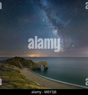 Die Milchstraße über Durdle Door, Jurassic Coast, Dorset, England, Großbritannien Stockfoto