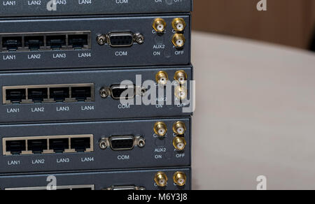 Vernetzung von Geräten WAN, LAN, COM. Close-up Networking Geräte, Router, Switch, Stecker Stockfoto