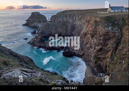 Chapelle Saint-They auf den Klippen der Pointe du Van, Cap Sizun, Finisterre, Bretagne, Frankreich Stockfoto