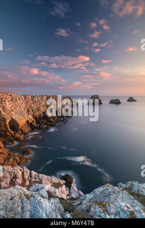 Les Tas de Pois bei Dämmerung, Pointe de Pen-Hir, Halbinsel Crozon, Finisterre, Bretagne, Frankreich. Stockfoto