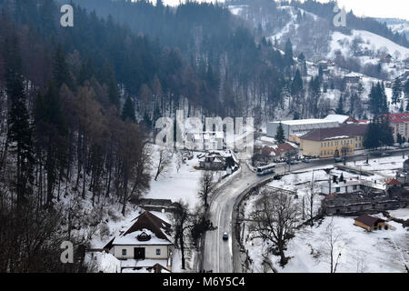 Blick auf die Bran Dorf an einem verschneiten Tag vom Schloss Bran (Bran Castelul), auch bekannt als Schloss des 'Dracula-" bekannt. Bran, Rumänien Stockfoto