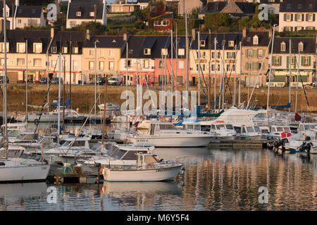 Ersten Licht auf die Yachten im Hafen von Camaret-sur-Mer, Finisterre, Bretagne, Frankreich Stockfoto