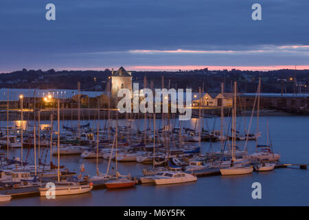 Die Tour Vauban und Hafen in der Morgendämmerung, Camaret sur Mer, Finisterre, Bretagne, Frankreich Stockfoto