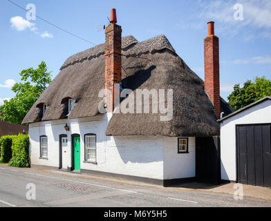 Eine typische traditionelle englische Land strohgedeckten Haus oder Cottage mit weißen Wänden in ländlichen südlichen England Großbritannien Stockfoto