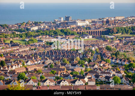 Luftaufnahme von Folkestone Hafen Stadt am Ärmelkanal am südlichen Rand der North Downs in Kent, South East England, Großbritannien Stockfoto